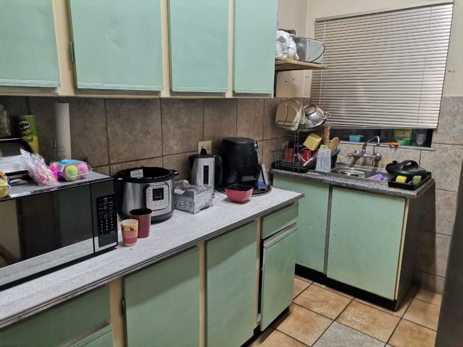6 Bedroom Property for Sale in Oos Einde North West